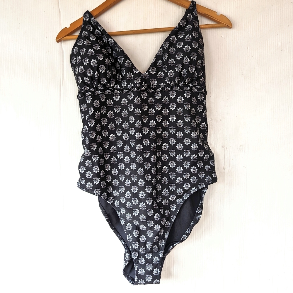 OLD NAVY V-neck Ruffle-trim cutout one-piece swimsuit - Picture 4 of 13
